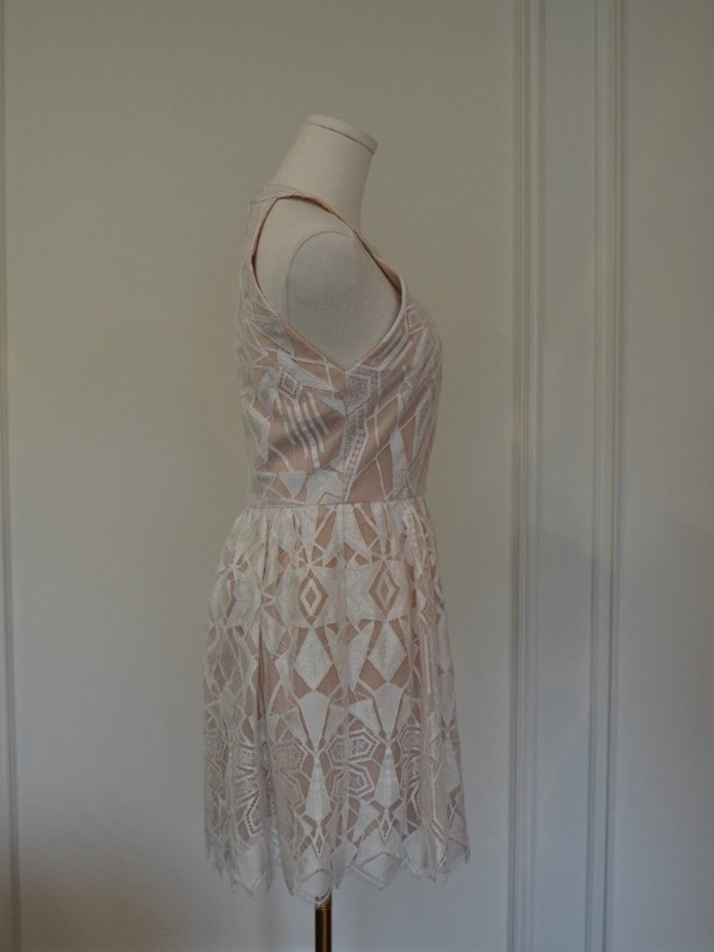 BCBG Max Azria Lace Halter Dress Nude White Geometric Fit Flare Cocktail Sz 2 XS - Picture 4 of 8